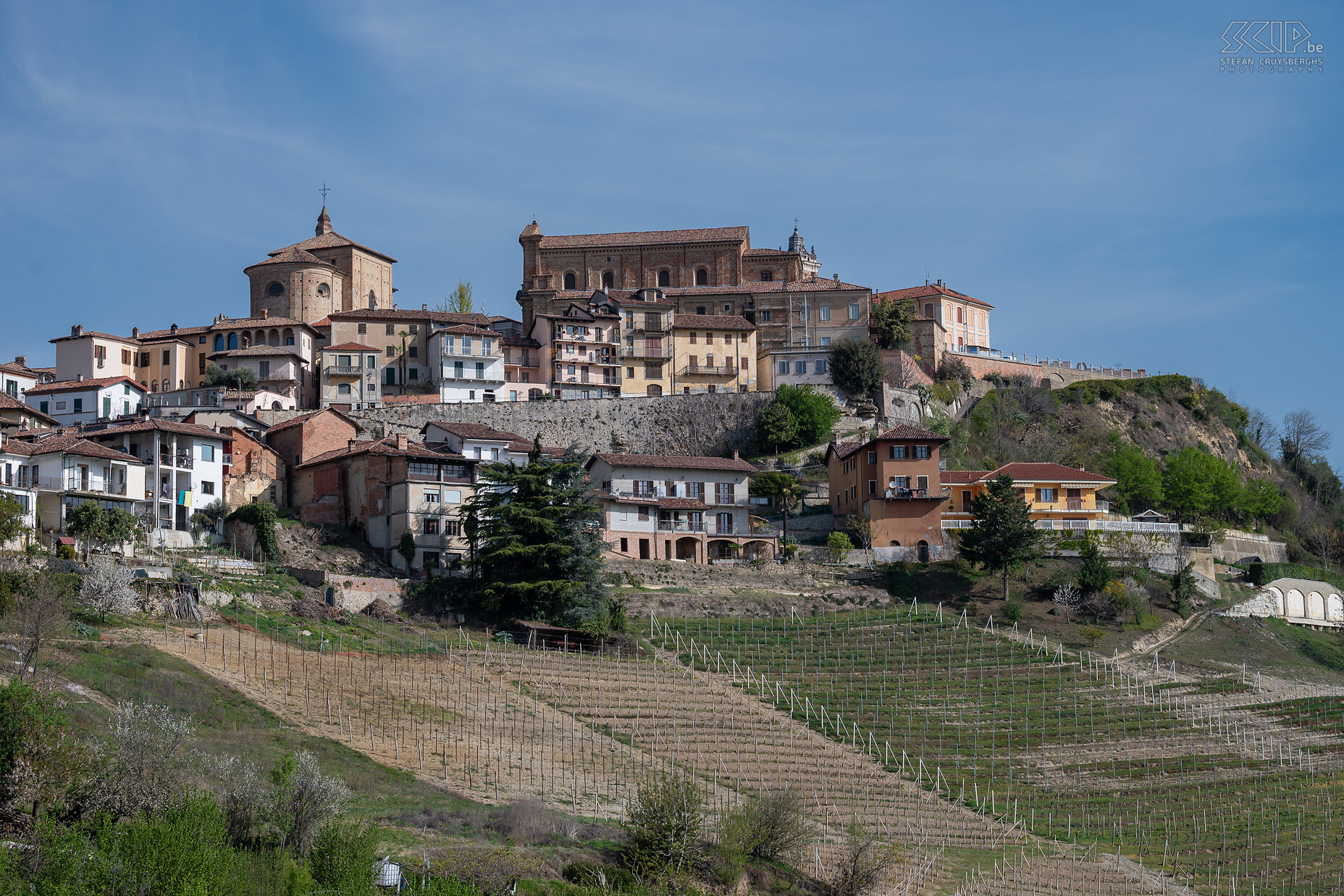 La Morra La Morra is best known for its ideal location on top of a hill, a strategic choice during the foundation of the village in the Middle Ages. Stefan Cruysberghs